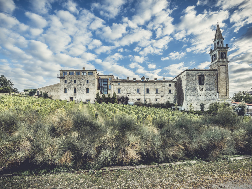 Castello di Semivicoli_esterno.jpg