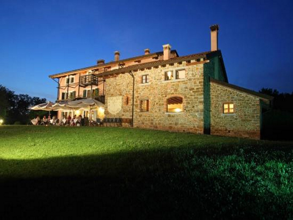 agriturismo-scacciapensieri by night.jpg