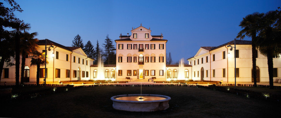 Villa notturna 1.jpg Villa notturna 1.jpg