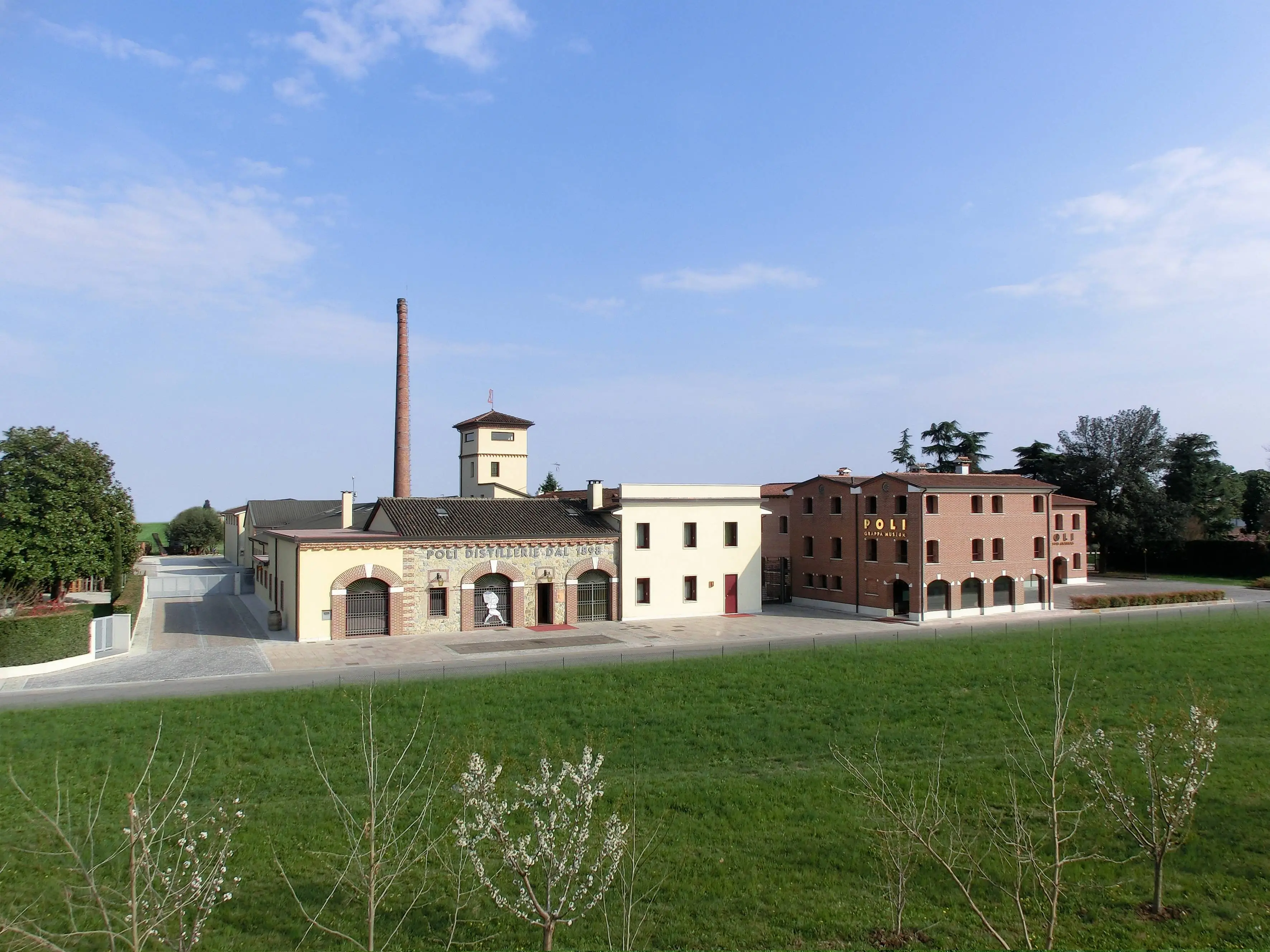 2022/07/poli_distillerie_esterno_6939