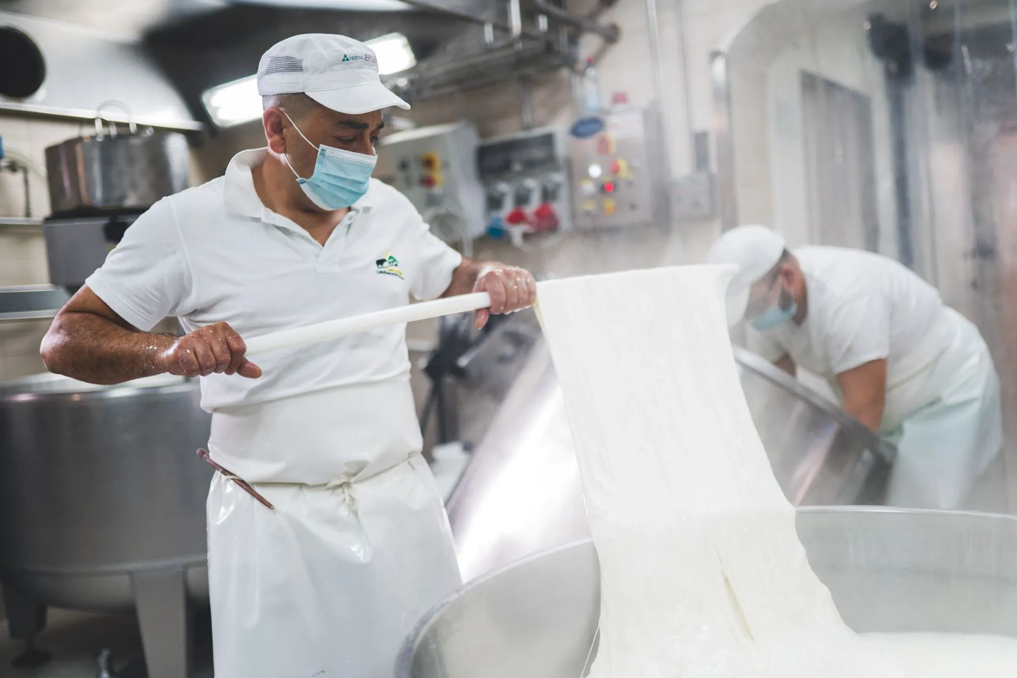 2023/01/lavorazione_della_mozzarella_7883