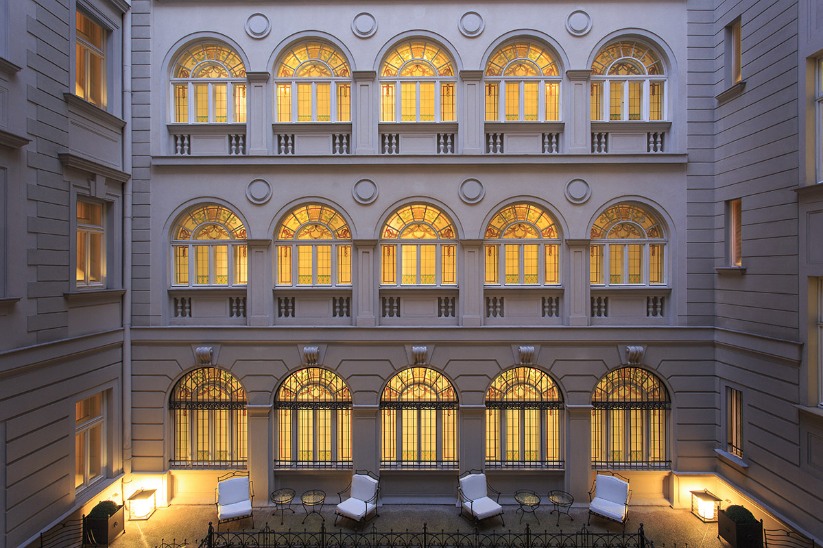 2022/06/savoia_excelsior_palace_ts_courtyard_6688