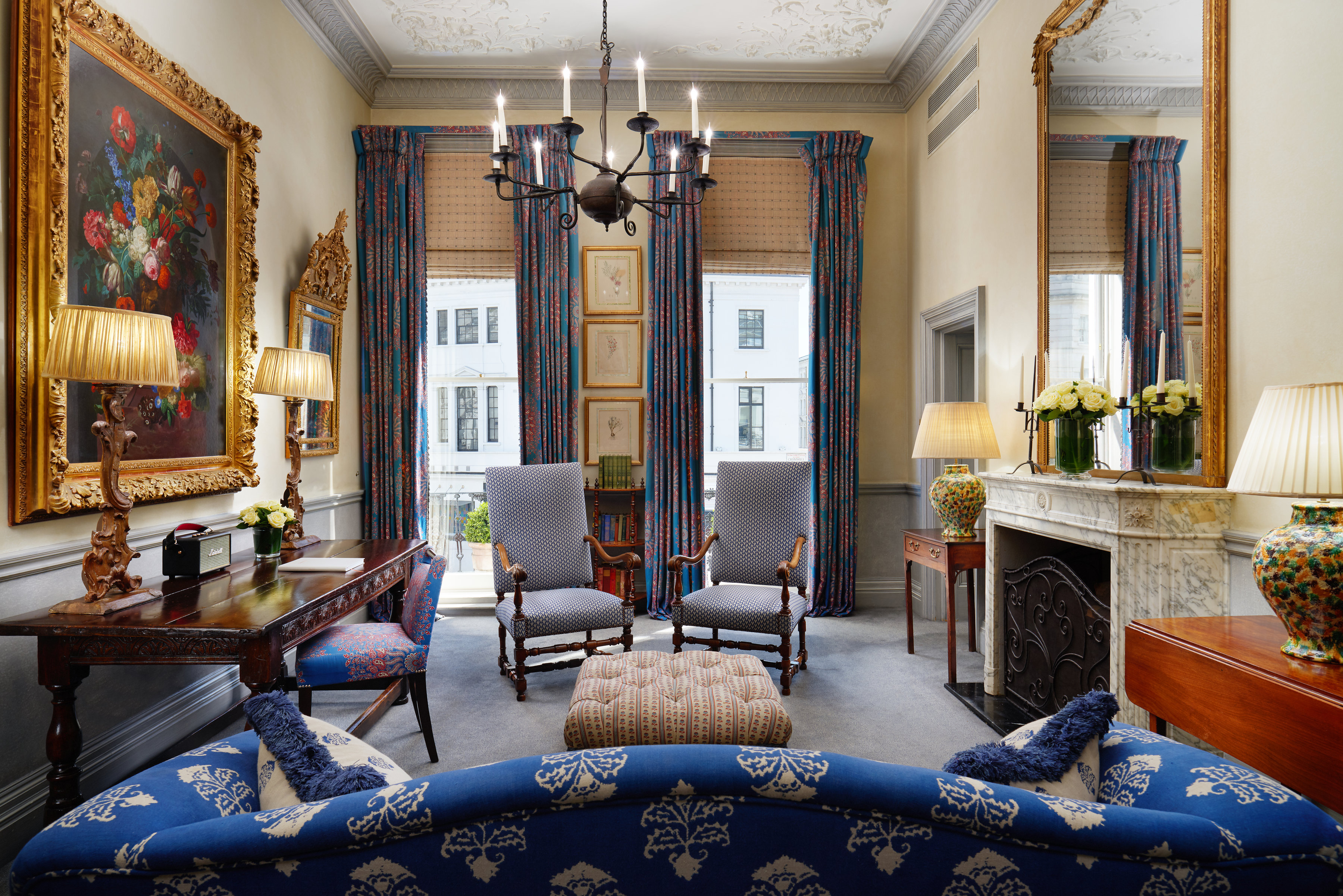 2022/06/the_pelham_hotel_-_king_suite_living_room_6665