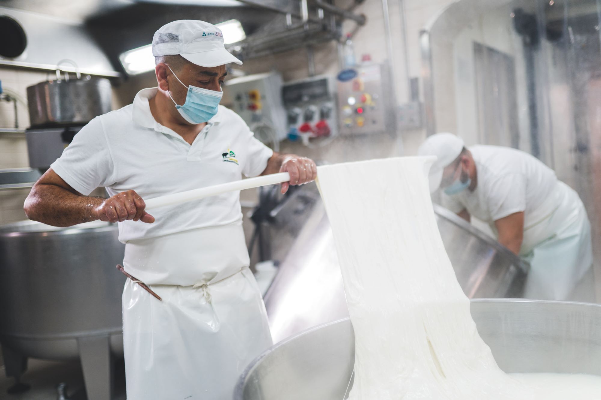 2023/01/lavorazione_della_mozzarella_7883