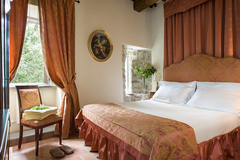2023/02/pieve-san-quirico-castle-primrose-bedroom-768x511_8015